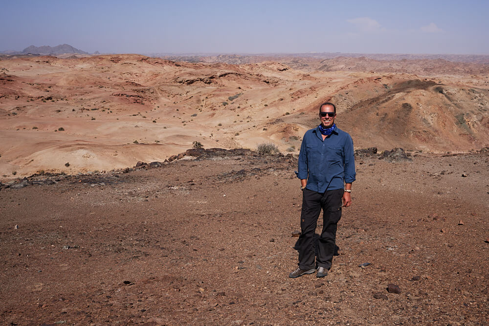 Das Bild zeigt Guido inmitten der Mondlandschaft bei Swakopmund