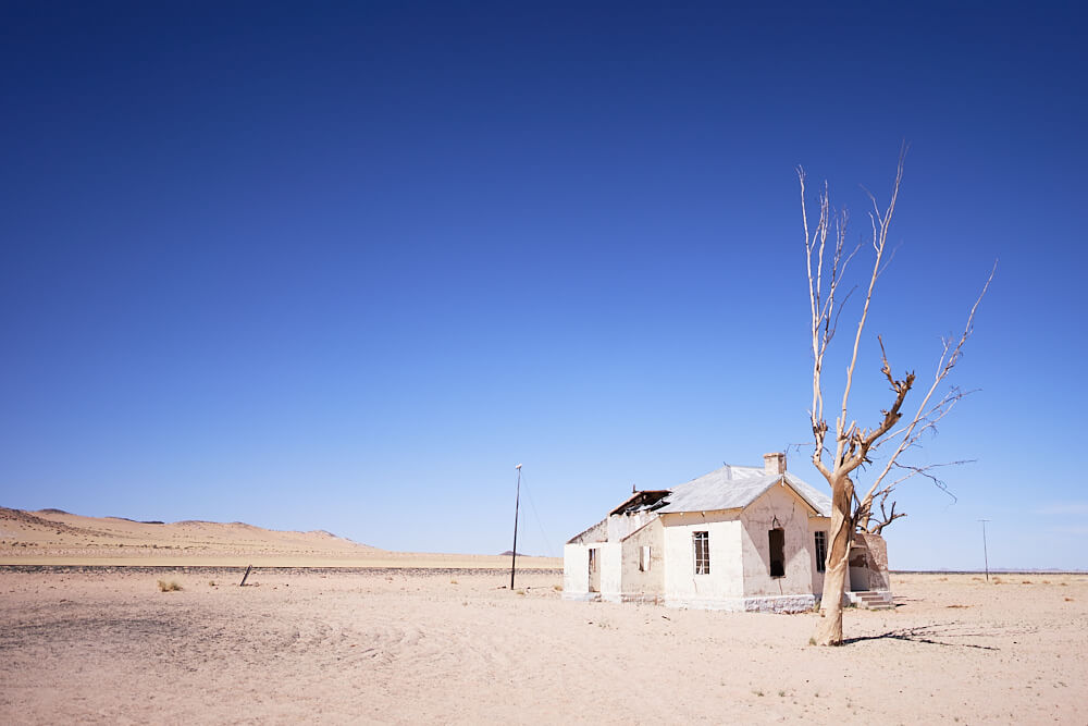 Das Bild zeigt den verfallenen Bahnhof von Garub in Namibia