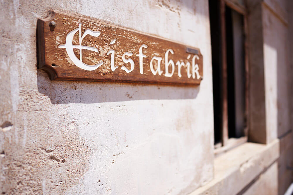 The picture shows the lettering 'Eisfabrik' in Kolmanskop