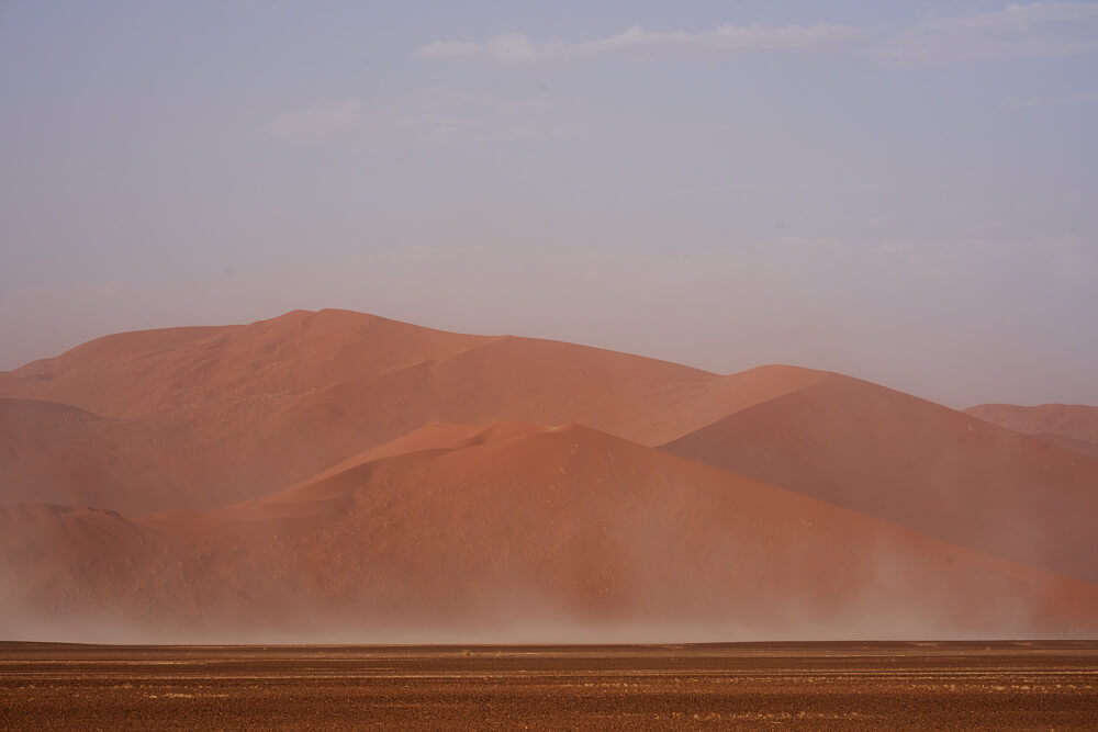 Dieses Bild zeigt Dünen während eines Sandsturms in Sossus Vlei.