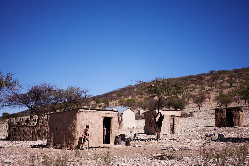 Das Bild zeigt eine Impression der Himba Hütten