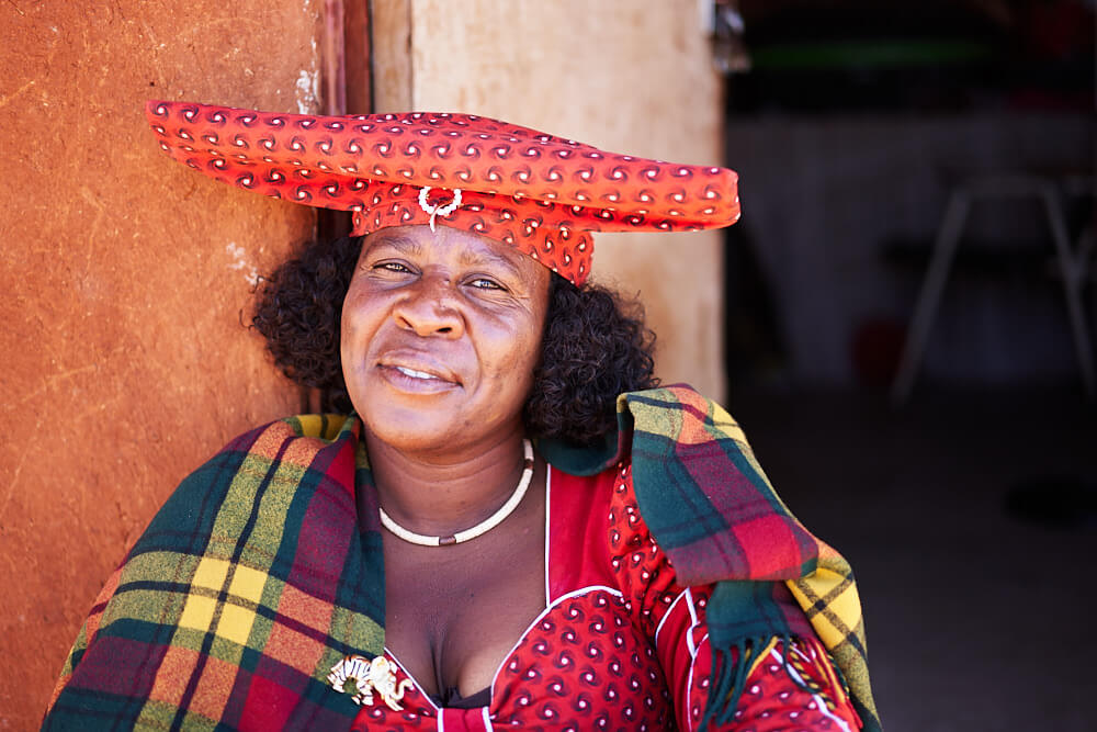 Das Bild zeigt eine Herero-Frau