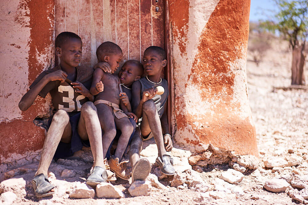 Das Bild zeigt eine typische Alltagsszene eines Himbadorfes