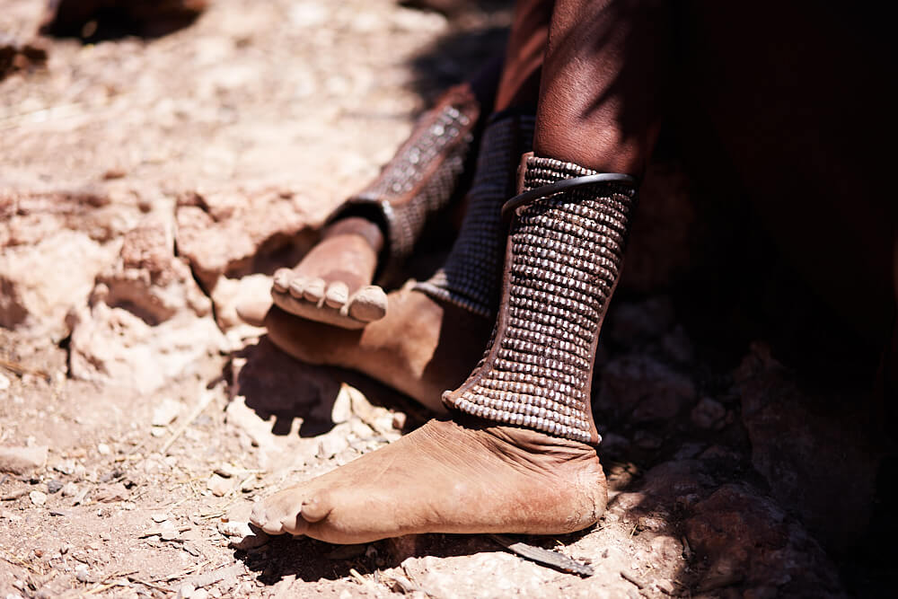 Das Bild zeigt den traditionellen Fussschmuck der Himba