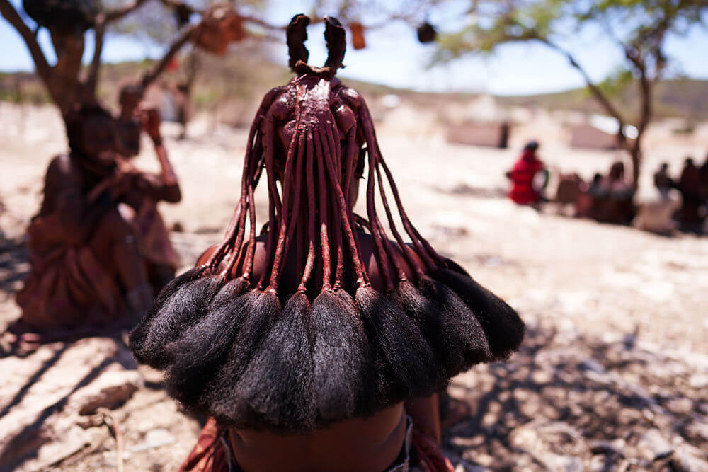 Das Bild zeigt den traditionellen Haarschmuck der Himba