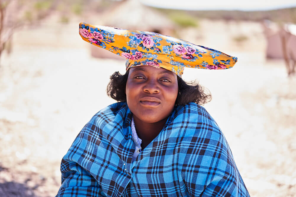 Das Bild zeigt ein Portrait einer Herero-Frau