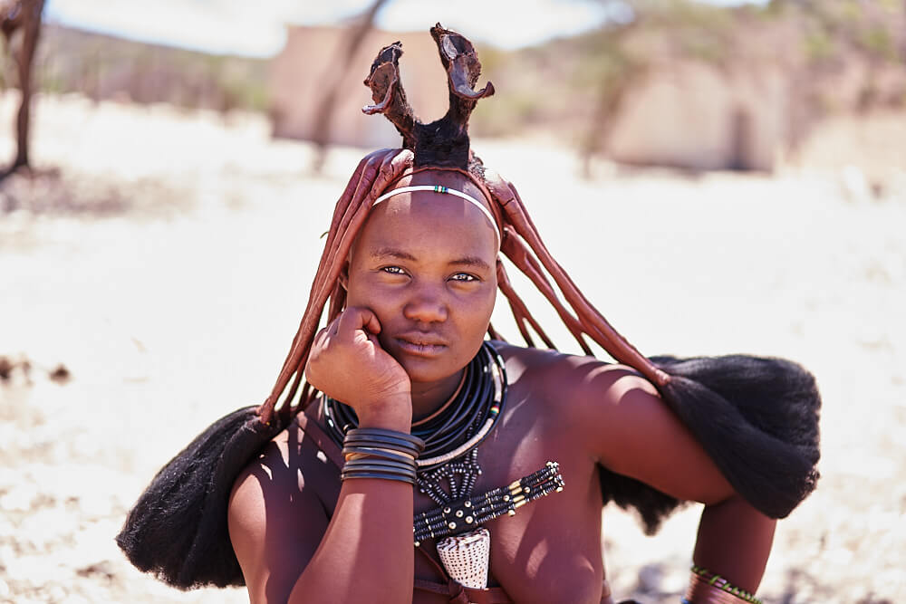Das Bild zeigt das Portrait einer Himbafrau