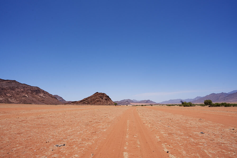Das Bild zeigt die karge Landschaft des Nordwesten Namibias.