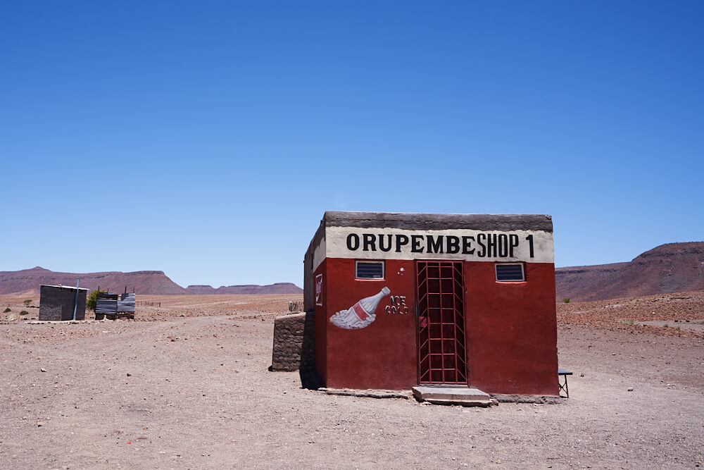 Das Bild zeigt den unter Reisenden berühmten 'Shop 1' in Orupembe.