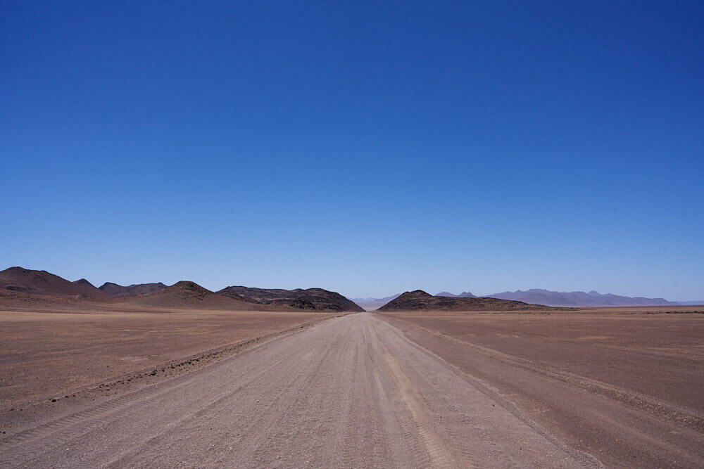 Das Bild zeigt die karge Landschaft des Nordwesten Namibias.