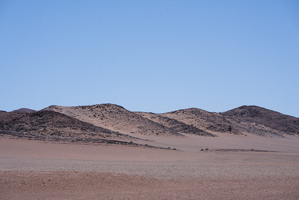 Das Bild zeigt die karge Landschaft des Nordwesten Namibias.