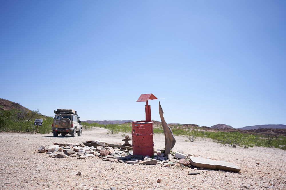 Das Bild zeigt die 'red drum' im Kaokoland mit unserem Land Cruiser 76 im Hintergrund.