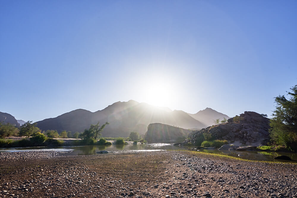 The picture shows the riverbed of the Kunene.