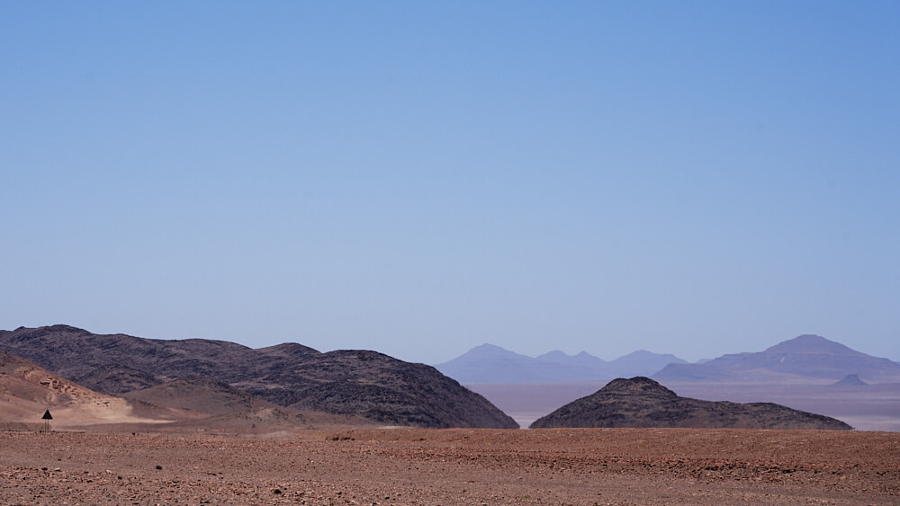 Das Bild zeigt die karge Landschaft des Nordwesten Namibias.